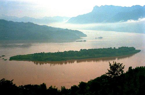 千秋三峽 世紀(jì)偉業(yè)——三峽工程見證新中國(guó)60年發(fā)展足跡 這是中堡島的原始地貌(資料照片)。三峽工程于1994年12月14日正式開工,工程采用分期導(dǎo)流方式,分三期進(jìn)行施工,以中堡島為分界點(diǎn)向兩側(cè)延伸,分別修建左岸和右岸大壩。 “截?cái)辔咨皆朴,高峽出平湖”,隨著設(shè)計(jì)建設(shè)任務(wù)的如期完成,歷經(jīng)近17年的建設(shè),舉世矚目的三峽工程將一代偉人的豪邁設(shè)想變?yōu)楝F(xiàn)實(shí)。承載著共和國(guó)水利輝煌夢(mèng)想的三峽工程,鑄就了惠及千秋的民生水利。 三峽工程凝聚了幾代中央領(lǐng)導(dǎo)集體和全國(guó)人民的智慧與力量。1978年至1988年,三峽工程基本完成了建設(shè)的決策準(zhǔn)備;1988年至1998年,三峽工程正式開工并實(shí)現(xiàn)大江截流;1998年至2008年,三峽樞紐主體工程、輸變電工程和移民工作基本完成,三峽水庫(kù)實(shí)現(xiàn)了175米蓄水的最終目標(biāo)條件,使夢(mèng)想變?yōu)楝F(xiàn)實(shí)。 新華社發(fā)